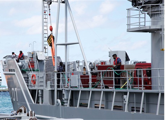 Marines reeling in line as HMBS Lawrence Major prepares to disembark John Alfred Dock (By Woman Marine Shari Colebrooke)
